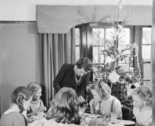 Christmas_1944_in_the_Devereux_house_in_Pinner._The_Christmas_tree_was_a_gift_from_Mr_Devereux,_who_was_serving_in_Italy._The_tree_was_purchased_through_the_'Gifts_to_Home_League'_of_the_YMCA._D23010 (2)